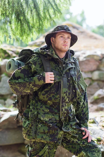 Jeune soldat avec sac à dos en forêt — Photo