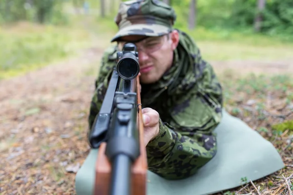 Detailní záběr voják nebo lovec s pistolí v lese — Stock fotografie