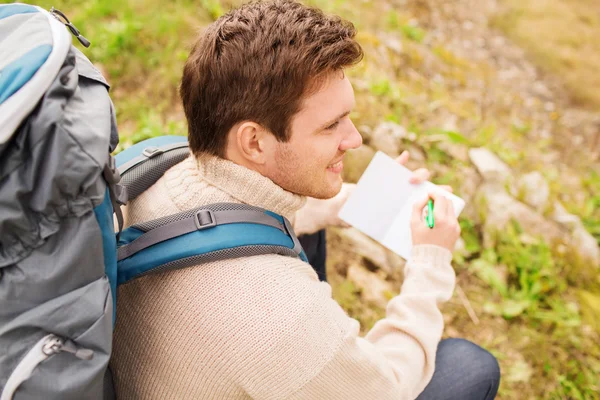 Uomo sorridente con zaino trekking — Foto Stock