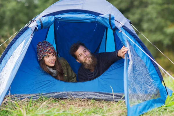 Uśmiechający się para turystów patrząc od namiotu — Zdjęcie stockowe