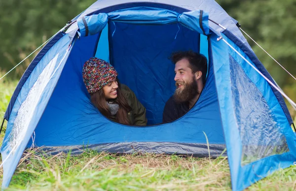 Sorrindo casal de turistas olhando para fora da tenda — Fotografia de Stock