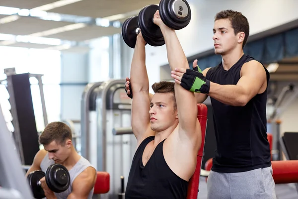 Männergruppe mit Kurzhanteln im Fitnessstudio — Stockfoto