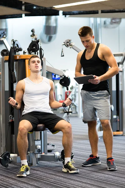 Hombre haciendo ejercicio en la máquina de gimnasio —  Fotos de Stock