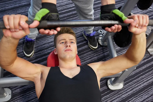 Hombres haciendo barra de press de banco en el gimnasio — Foto de Stock