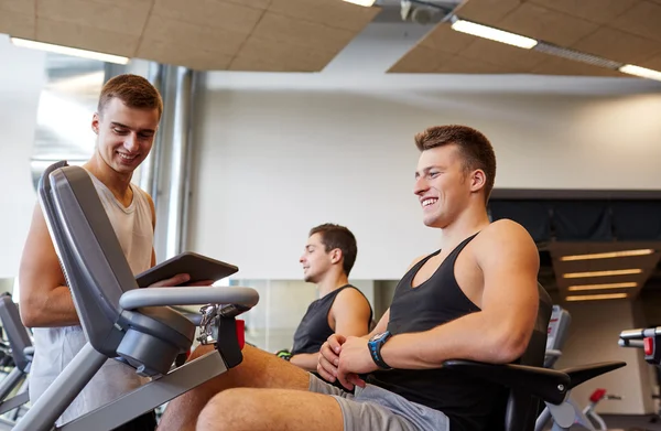 Män som tränar på gym maskin — Stockfoto