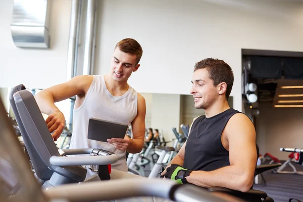 Män som tränar på gym maskin — Stockfoto