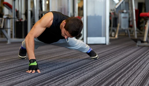 Człowiek, jedno ramię push-up w siłowni — Zdjęcie stockowe