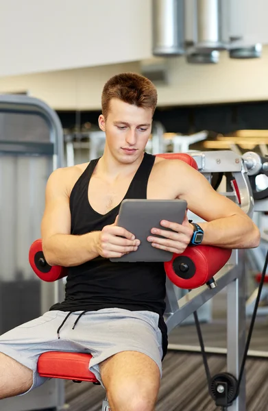 Tablet pc bilgisayar içinde jimnastik salonu ile genç adam — Stok fotoğraf