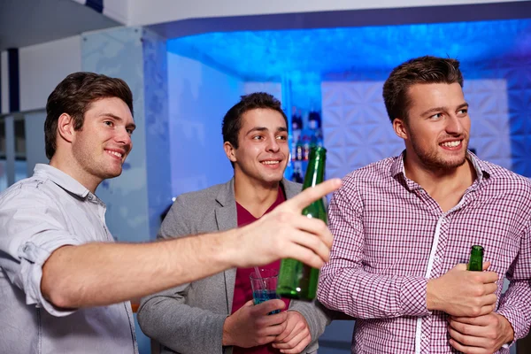 Groupe d'amis masculins avec de la bière en boîte de nuit — Photo