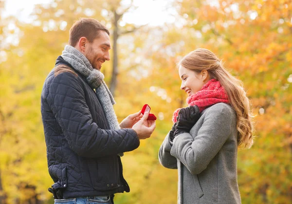 Couple souriant avec bague de fiançailles dans une boîte cadeau — Photo