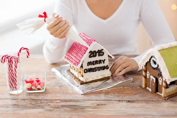 Nahaufnahme einer Frau, die Lebkuchenhäuser herstellt — Stockfoto