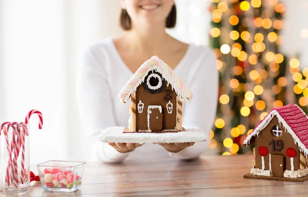 Kadın gösteren gingerbread evi yakın çekim — Stok fotoğraf
