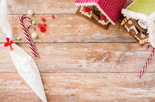 Close-up van prachtige Peperkoekhuisjes thuis — Stockfoto