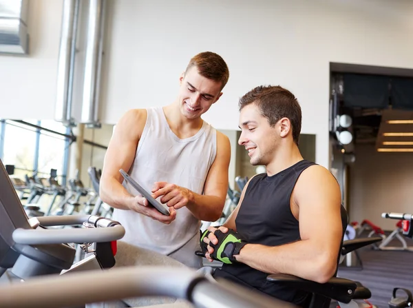 Män som tränar på gym maskin — Stockfoto