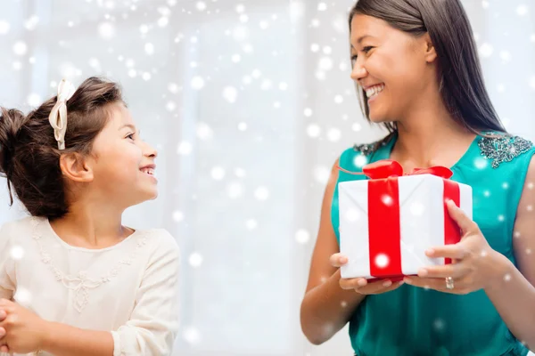 Glückliche Mutter und Kind mit Geschenkbox — Stockfoto