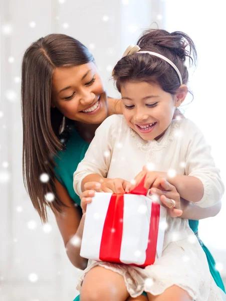 Gelukkig moeder en kind meisje met doos van de gift — Stockfoto