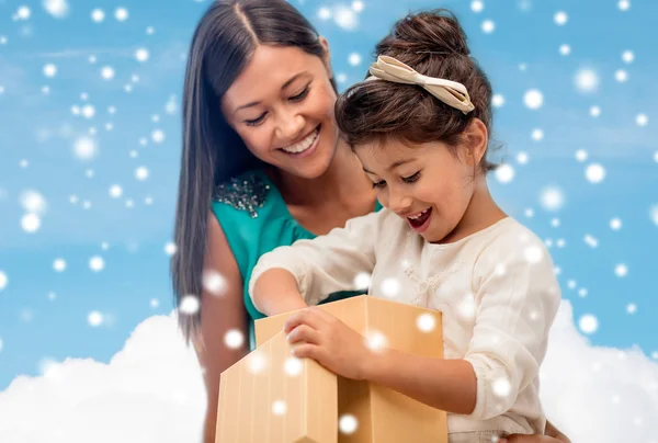 Feliz madre y niña con caja de regalo — Foto de Stock