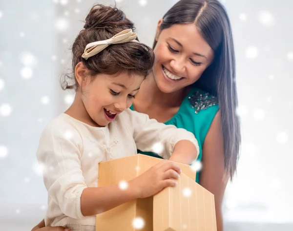 Gelukkig moeder en kind meisje met doos van de gift — Stockfoto