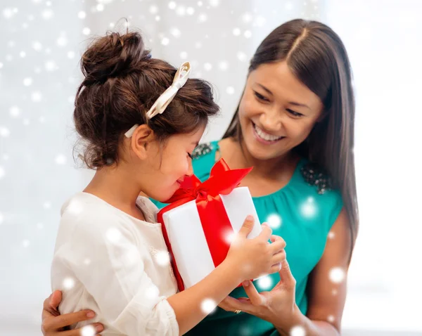 Madre felice e bambina con scatola regalo — Foto Stock