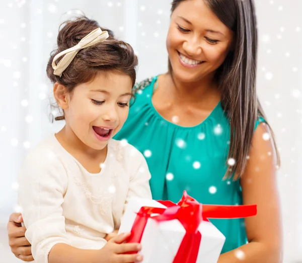 Gelukkig moeder en kind meisje met doos van de gift — Stockfoto