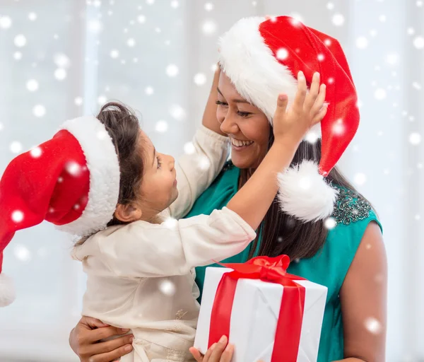 Gelukkig moeder en kind meisje met doos van de gift — Stockfoto