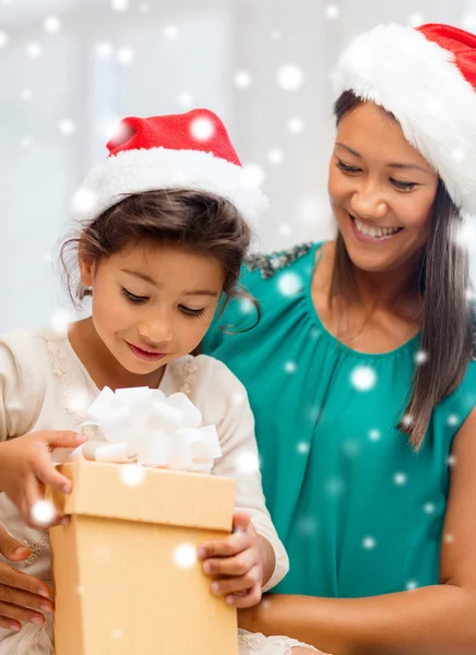 Gelukkig moeder en kind meisje met doos van de gift — Stockfoto