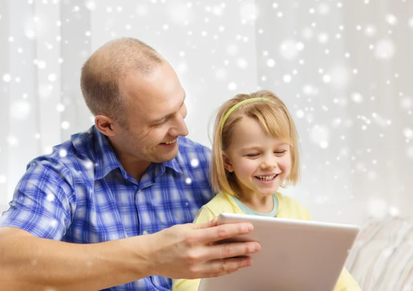 Gelukkig vader en dochter met tablet pc-computer — Stockfoto