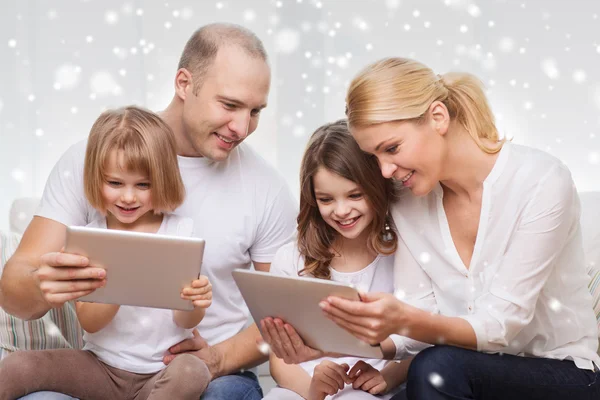 Lycklig familj med tablet pc-datorer — Stockfoto
