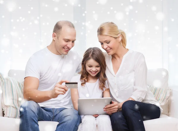 Happy family with tablet pc and credit card — Stock Photo, Image