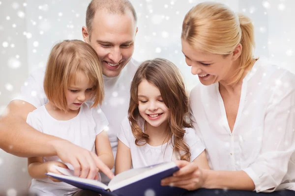 Familia feliz con libro en casa — Foto de Stock