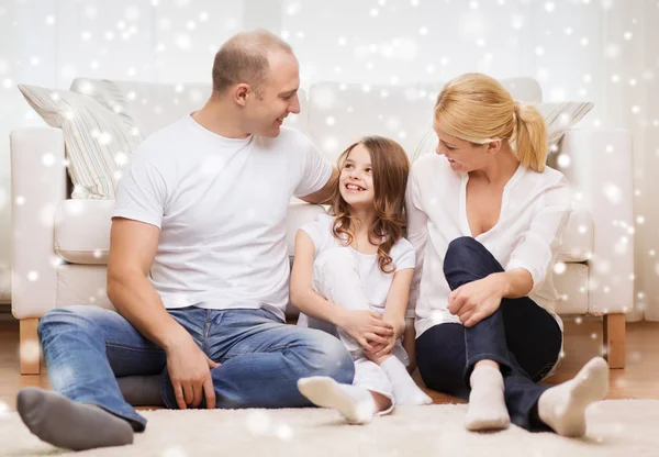Leende föräldrar och lilla flicka hemma — Stockfoto