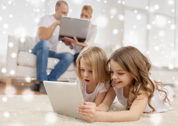 Família feliz com computadores tablet pc — Fotografia de Stock