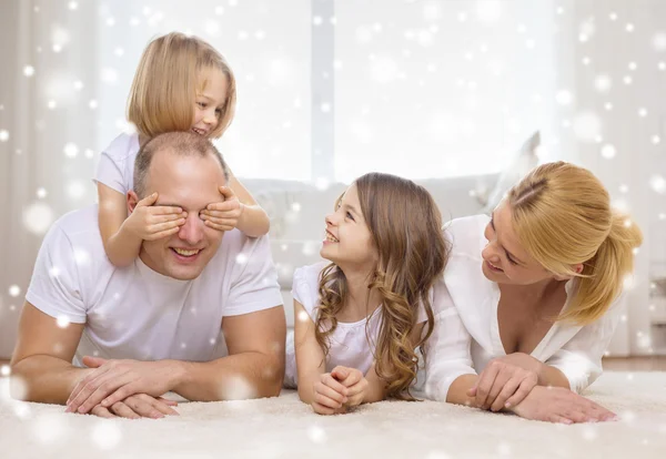 Padres sonrientes y dos niñas en casa —  Fotos de Stock