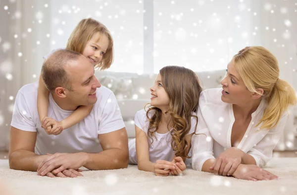 Padres sonrientes y dos niñas en casa — Foto de Stock