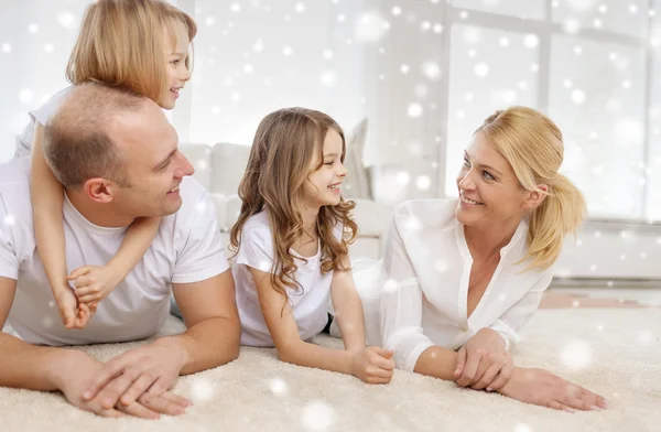 Lächelnde Eltern und zwei kleine Mädchen zuhause — Stockfoto