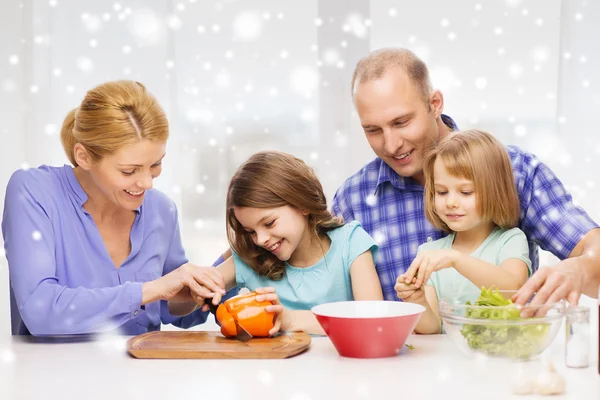 Lycklig familj med två barn att göra middag hemma — Stockfoto