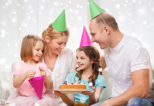 Szczęśliwa rodzina z dwójką dzieci w czapeczek w domu Zdjęcia Stockowe bez tantiem