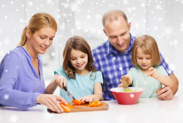 Iki çocuk, evde yemek yaparken mutlu bir aile — Stok fotoğraf