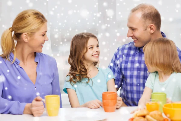 Famille heureuse avec deux enfants prenant le petit déjeuner — Photo