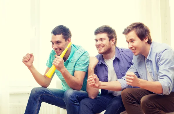 Glückliche männliche Freunde mit Vuvuzela beim Sport — Stockfoto