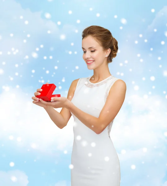 Mujer sonriente sosteniendo caja de regalo roja —  Fotos de Stock