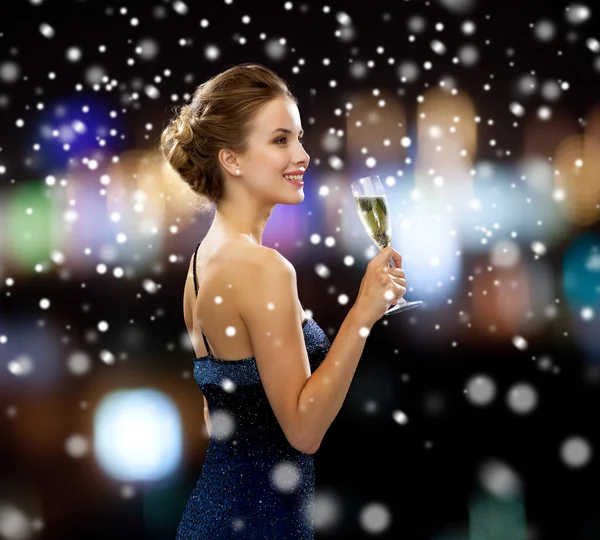 Lächelnde Frau mit einem Glas Sekt — Stockfoto