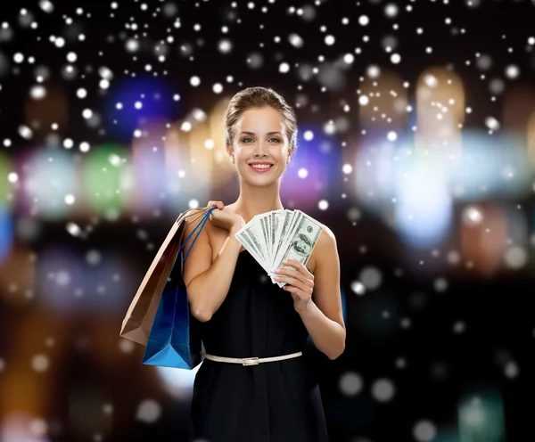 Usmívající se žena v šatech s nákupní tašky — Stockfoto