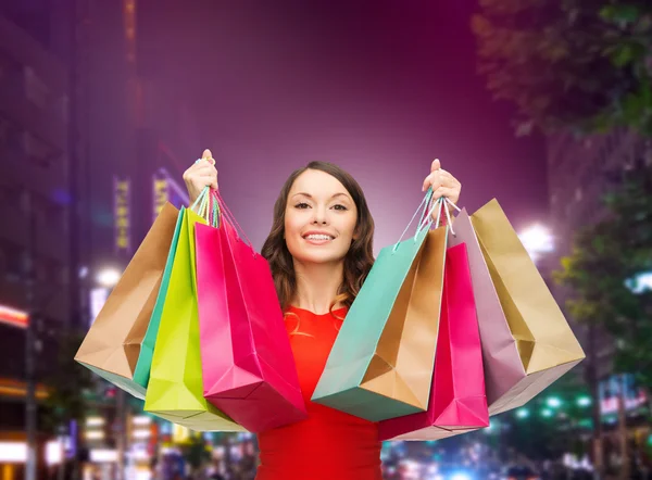 Alışveriş torbaları ile gülümseyen genç kadın — Stok fotoğraf