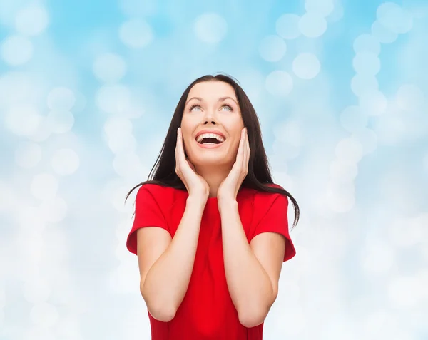 Mujer sonriente en vestido rojo — Foto de Stock