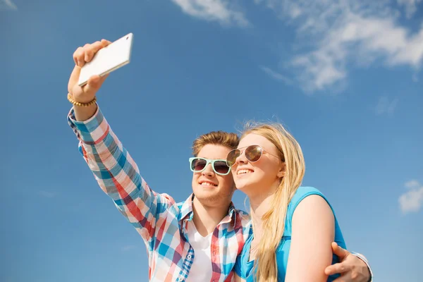 Lächelndes Paar, das Spaß im Freien hat — Stockfoto