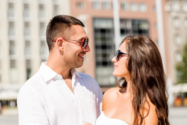 Coppia sorridente in città — Foto Stock