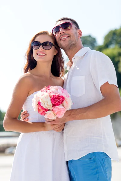 Pareja sonriente en la ciudad — Foto de Stock