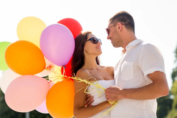 Pareja sonriente en la ciudad — Foto de Stock