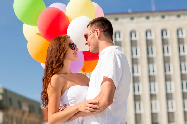 Smiling couple in city — Stock Photo, Image